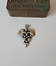 Vintage silver 
pendant in the 
form of a bunch 
of grapes. 
Stamped: 830s 
- Handicrafts. 
...