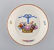Antik og sjælden Meissen lav skål i håndmalet porcelæn med blomsterkurv. Dateret 
1773-1814. 
