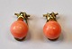 Ear clips of 8 
carat gold with 
coral. 20th 
century 
Stamped. 
Weight: 2.5 gr.