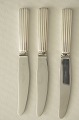 Bernadotte 
sølvplet bestik 
fra Georg 
Jensen. 
Frokostkniv, 
længde 19,7cm. 
kort skaft.
Stemplet ...