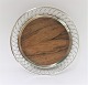 A. F. 
Rasmussen. 
Sterling (925). 
Rundes Tablett 
mit Holzboden. 
Durchmesser 33 
cm.