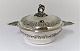 Michelsen. 
Kleine runde 
Deckelschale. 
Sterling (925). 
Durchmesser 
12,5 cm. 
Produziert 
1899.