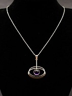 14 carat gold necklace 42.5 cm. with oval pendant 2.8 x 2 cm. with amethyst