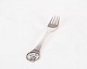 Children's fork 
with motif of 
H.C. Andersen's 
Clumsy Hans in 
hallmarked 
silver.
14 cm.