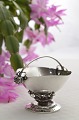 Kleiner 
Zuckerkorb aus 
Sterlingsilber 
von Georg 
Jensen 
1915–1927. 
Design 235A. 
Zuckerdose Höhe 
...