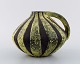 Europæisk studio keramiker. Unika retro vase med hank i glaseret keramik. Sort / 
gul stribet design. 1960