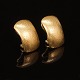A pair of 14kt 
gold ear clips
Size: 11x18mm