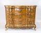 Chest of drawers of polished walnut wood decorated with gildings and handles of 
brass from the 1860s.
5000m2 showroom.