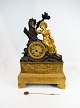 French clock of gilded bronze from around the 1820s and in great vintage condition.