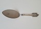Serving spade 
in silver 
decorated with 
Denmark's 
national coat 
of arms 
produced by 
Cohr in 1944. 
...