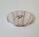 Powder box in 
silver 
Stamped The 
three towers - 
HJ. 
Dimensions: 6 
x 8.2 cm. 
Heigth 8 mm.