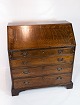 Secretary of oak  and handles of brass, from England around the year 1840.
5000m2 showroom.