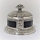Silber Schale 
(830) mit 
blauem 
Glaseinsatz. 
Durchmesser 
10,5 cm.