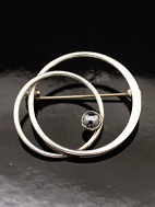N E From sterling silver brooch with black stone