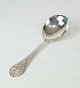 Round server 
decorated with 
grapes of 
hallmarked 
silver.
20.5 cm.