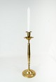Tall 
candlestick in 
brass and in 
great used 
condition from 
the 1920s.
40 x 13 cm.
