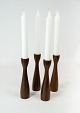 Set of four 
candlesticks in 
rosewood of 
danish design 
from the 1960s.
18 x 3 cm.