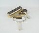 Set of two 
brushes and a 
mirror of 
hallmarked 
silver.
22 cm.