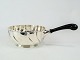 Saucepan of 
hallmarked 
silver with 
handle of 
ebony.
8 x 18 x 13 
cm.
432 grams.