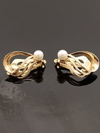 8 carat gold ear clip 1.8 x 1.3 cm. with genuine pearl