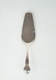 Cake server of 
hallmarked 
silver.
23 cm.