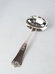 Sauce server in 
Rose, of 
hallmarked 
silver.
18 cm.