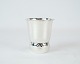 Vase with 
pattern and of 
hallmarked 
silver.
7 x 6 cm.