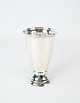 Vase of hallmarked silver.
5000m2 showroom.