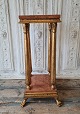 Pedestal in 
gold-plated 
wood with red 
marble slab
With flaws on 
one foot - see 
picture. ...