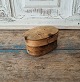 Beautiful 
Swedish 1800s 
small box.
Measure 8 x 12 
cm. Height 6.5 
cm.