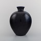 Berndt Friberg (1899-1981) for Gustavsberg Studiohand. Sjælden vase i glaseret 
stentøj. Smuk glasur i dybe blå nuancer. Dateret 1970.
