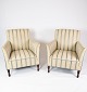 A pair of easy chairs upholstered with striped fabric and legs of mahogany, from 
the 1920s. 
5000m2 showroom.