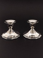 A pair of three-towered silver candlesticks H. 8.5 cm. 