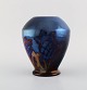 Edgar Böckman (1890-1981) for Höganäs. Vase i glaseret keramik. Smuk lustre 
glasur og håndmalede blomster. 1930