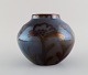 Edgar Böckman (1890-1981) for Höganäs. Vase i glaseret keramik. Smuk lustre 
glasur og håndmalede blomster. 1930