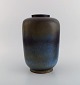 Berndt Friberg (1899-1981) for Gustavsberg Studiohand. Stor vase i glaseret 
stentøj. Smuk glasur i brune og blå nuancer. Dateret 1968.

