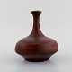 Europæisk studiokeramiker. Smalhalset unika vase i glaseret stentøj. Smuk glasur 
i rødbrune nuancer. Sent 1900-tallet.
