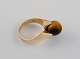 Jørgen Larsen, Danish jeweler. Copenhagen 1945-88. Vintage ring in 14 carat gold 
adorned with tiger eye.
