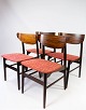 Set of four 
dining room 
chairs in 
rosewood and 
upholstered 
with red 
fabric, of 
danish design 
...