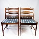 Et sæt af fire spisestuestole i palisander og sæde polstret med blåt stribet 
stof, af dansk design fra 1960erne. 
5000m2 udstilling.
