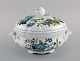 Spode, England. Mulberry lidded soup tureen in hand-painted porcelain with 
floral and bird motifs. 1960s / 70s.
