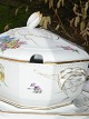 Royal 
Copenhagen 
porcelain. "Old 
Danish 
painting" With 
handpainted 
Saxon flower. 
Soup tureen no. 
...