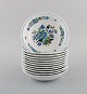 Spode, England. Tolv små dybe tallerkener i håndmalet porcelæn med blomster- og 
fuglemotiver. 1960/70