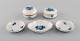 Meissen Aquatinta. To lågdåser og tre kaviarskåle i porcelæn med håndmalede blå 
blomster og guldkant. 1900-tallet.
