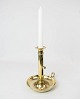 Low candlestick 
of brass, in 
great antique 
condition from 
1860. 
19 x 14 cm.