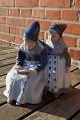 Royal Copenhagen Figuren Nr. 1395, Paar Amager 
Mädchen aus Dänemark