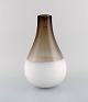 Vincenzo Nason & Cie, Murano. Stor dråbeformet vase i hvidt og røgfarvet 
mundblæst kunstglas. 1980