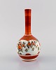 Antik kinesisk højhalset vase i håndmalet porcelæn. 1800-tallet.
