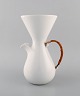 Freeman Lederman. Stor modernistisk kande i hvidglaseret keramik med hank i 
flet. Midt 1900-tallet.
