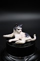 Small porcelain 
cat from Dahl 
Jensen.
Decoration 
number: DJ 
1005. 1.sort.
H:6,5cm. 
L:14cm.
Is ...